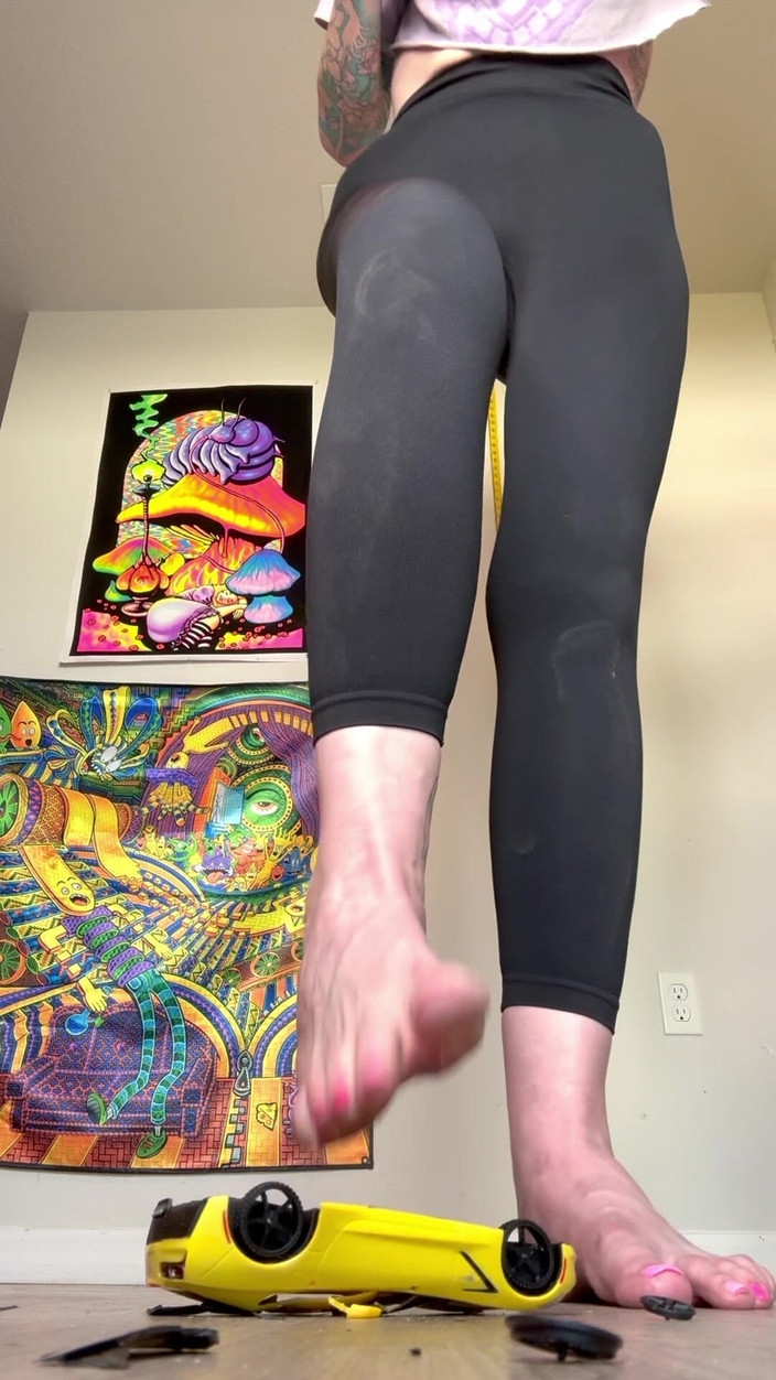 Peppermint Giantess: Rozbíjení modelového auta mojí velikostí 16 stop