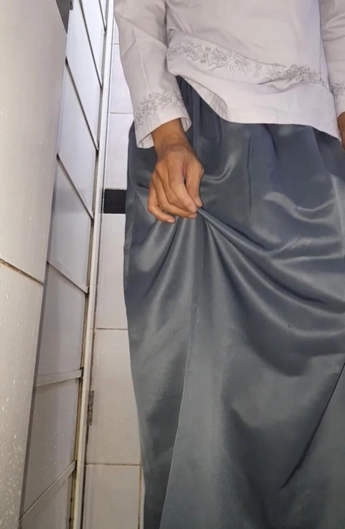 Naomisinka: Crossdresser Asia melancap dan memakai pakaian seragam awek kolej yang...