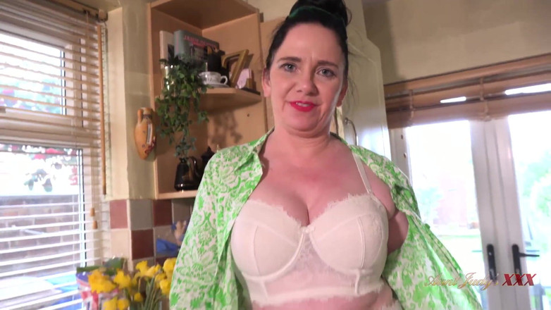 Aunt Judy's XXX: CiociaJudysXXX - Twoja bujna milf gospodyni domowa Kjirsten ssie twojego kutasa...