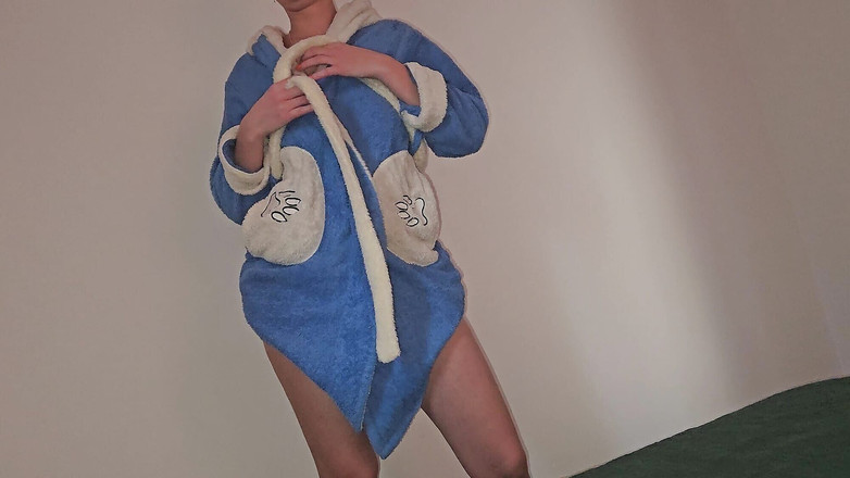 Audrey: 时尚继母业余在洗澡后乱搞继子