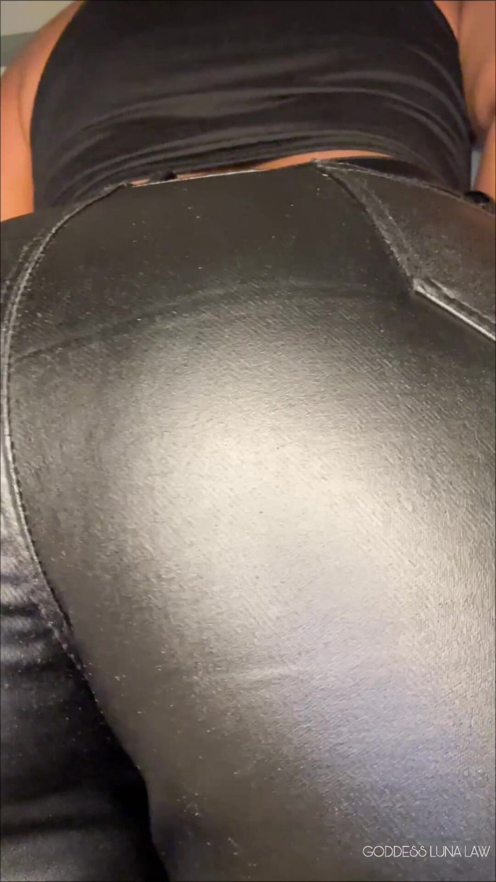 Goddess Luna Law: Leather Ass Sniff &amp;joi - deusa negra Luna Law faz você acariciar...