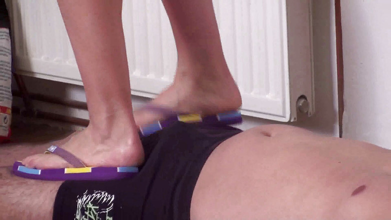 Femdom Austria: La domina mora ama calpestare il corpo del suo ragazzo