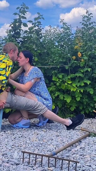 Una Pareja De Verdad Tuvo Una Pelea En El Jardín Entre Los Arbustos