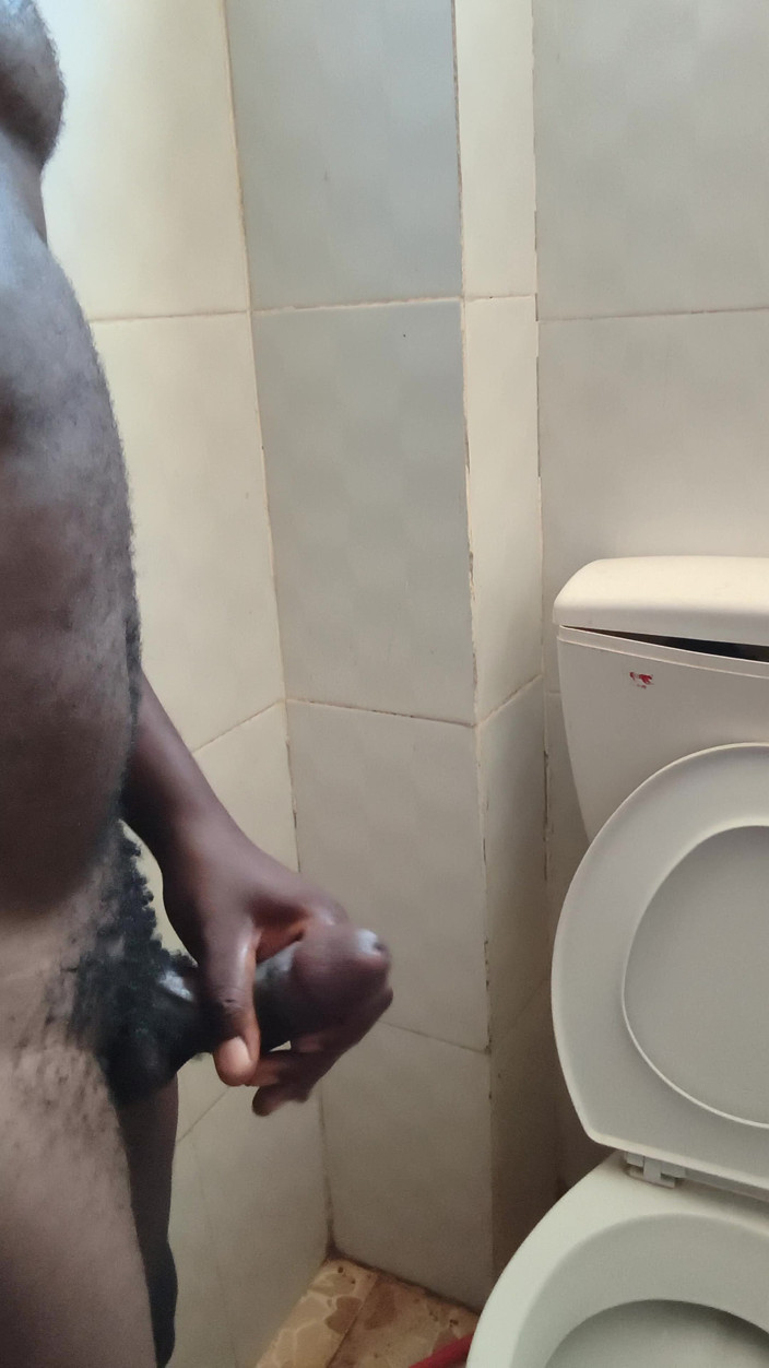 Kenyandick: Solo dojrzały mężczyzna szarpanie swojego czarnego penisa w łazience i uwalnia...