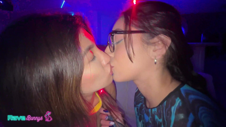 Rave Bunnys: Madison Wilde और Clara Trinity की हार्डकोर तीन लोगों वाली चुदाई!