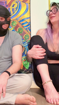 6'7 Giantess Hands Completely Dwarf His Tiny 6'3 Man Hands - Palm-to-palm Size Humiliation