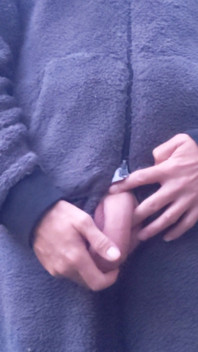 Grande pau duro e sem cortes ao ar livre onesie masturbando close-up porra - Rockard Daddy