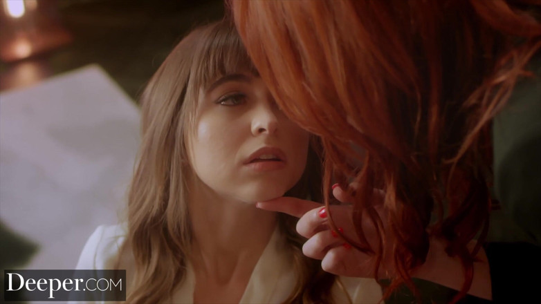 Deeper: Profondo. Rossa Maitland allena la segretaria Riley a servire il...