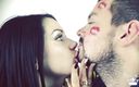 Goddess Misha Goldy: ¡Cubriendo a Alex con lápiz labial rojo y brillante besos...
