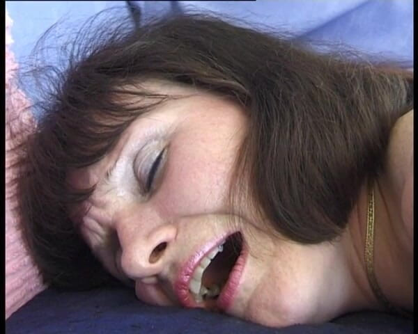 YOUR FIRST PORN: Hausfrau Janine - Geil AuF Muschi Rasieren und Dildospiele - Janine, femme...
