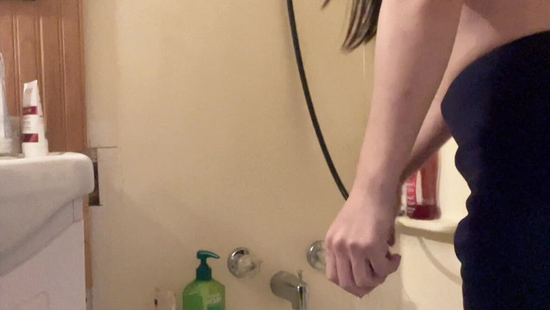 sweethanajapanese: Hana myj włosy w wannie Mały cycek tak miło