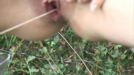 Popp Sylvie: Đi tiểu với steelballs trong lồn cô ấy