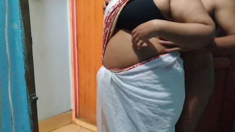 Aria Mia: En iyi arkadaşımın ateşli orta yaşlı seksi üvey annesini odamızı süpürürken...