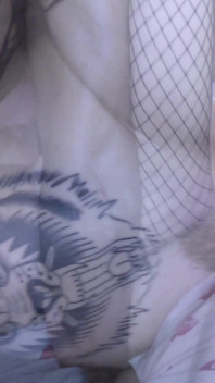Des raveuses tatouées s’enfilent une bite dans un gangbang 1