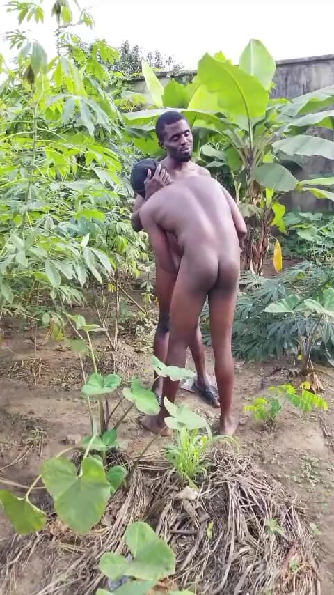 Sexydaddy: Dva afričtí pastevci mají sex v křoví