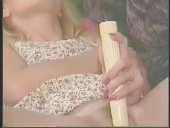 Old Good Porn: बड़े स्तनों वाली दो खूबसूरत लड़कियां सोफे पर हस्तमैथुन करती हैं और एक दूसरे की चूत चाटती हैं