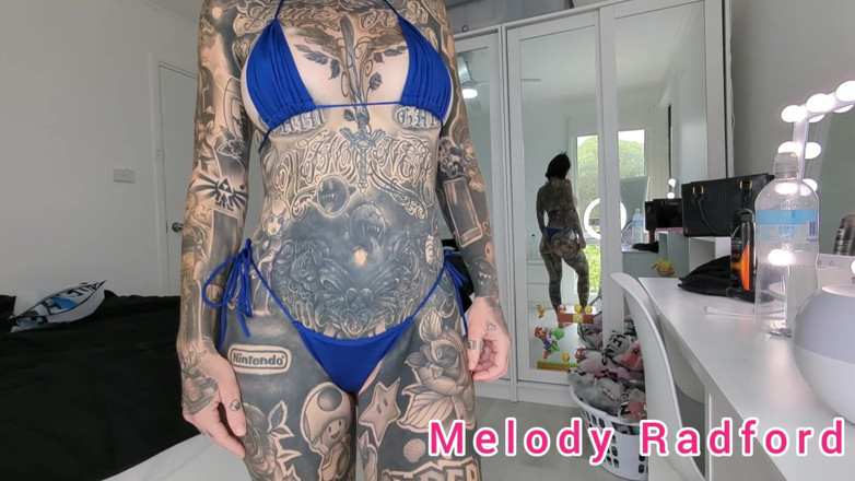 Melody Radford: Tmavá a světle modrá Frilly Micro bikiny vyzkouší na haul...