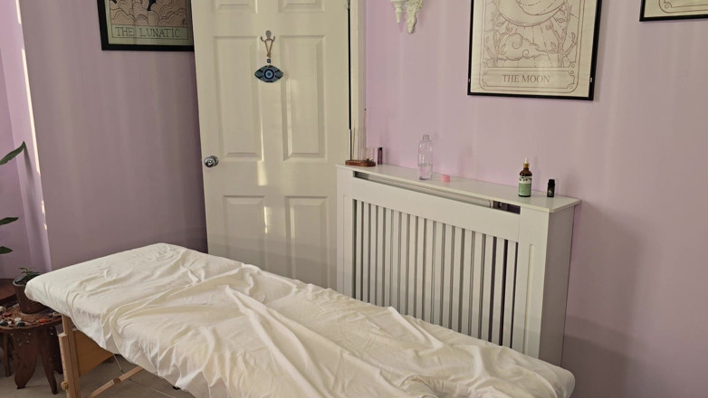 MassageRoomX: Gorąca ruda masażystka używa jej stóp