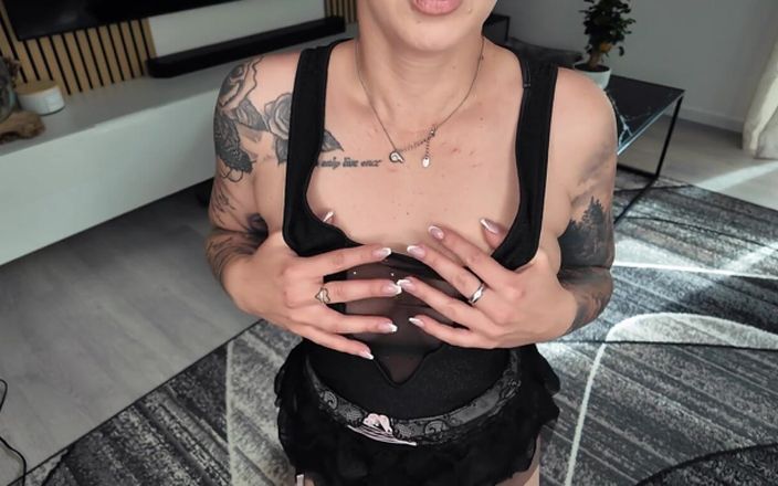 Nina Devil: Orgasmus v obývacím pokoji