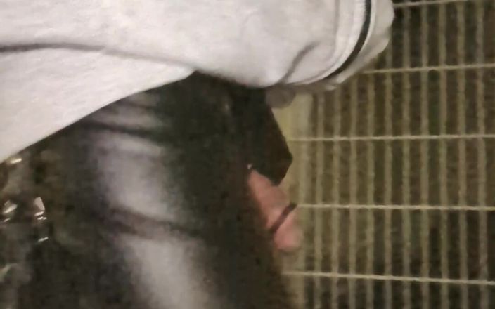 kinkygaynudist: Gej wychodzi na zewnątrz i pokazuje swojego kutasa