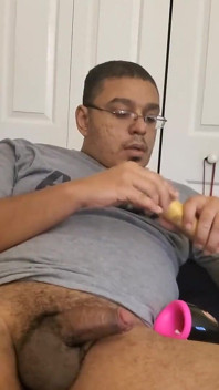 Browndicksavior menggunakan mainan seks mulutnya dan mengusap zakar coklatnya
