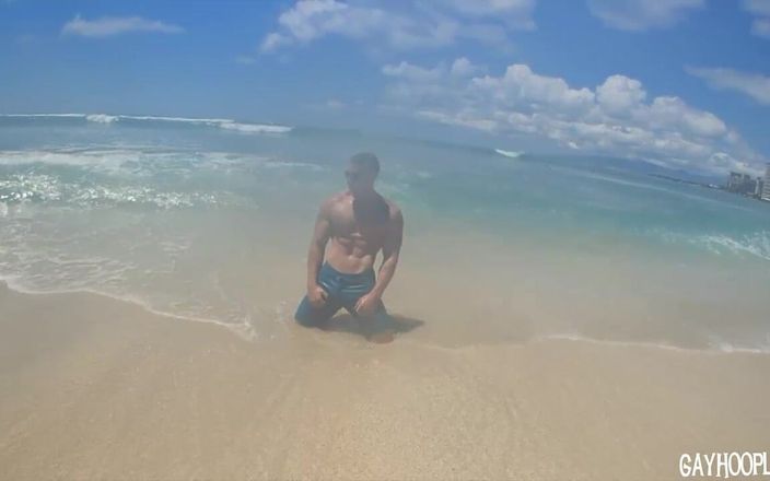 Gay Hoopla: Blonďatý ostrov svalovce Danny Klein