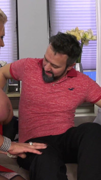 Il lui baise le cul de sa grand-mère excitée