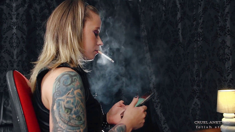 Cruel Anettes fetish world: En la silla de oficina