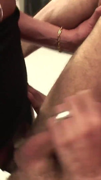 침대에서 음란한 남자를 따먹는 거유 tranny Walleska Wisiley
