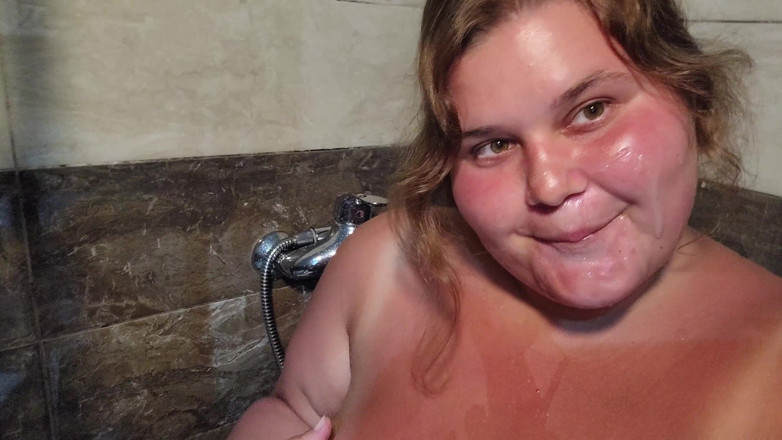 Peach Desert: Éjaculation énorme pour une bombasse pulpeuse bronzée sous la douche