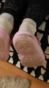 Zoccoli rosa consumati & calzini bianchi sporchi - sudati & usati!