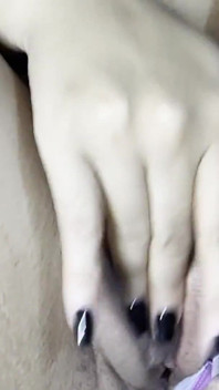 Il ragazzo con il grosso cazzo mi ha chiesto di indossare semplicemente le mutandine e il reggiseno in modo che mi potesse scopare completamente