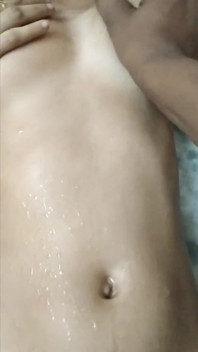 Chica india del pueblo hardcore folla con novio indio en el baño con ducha, primera vez follando en el baño