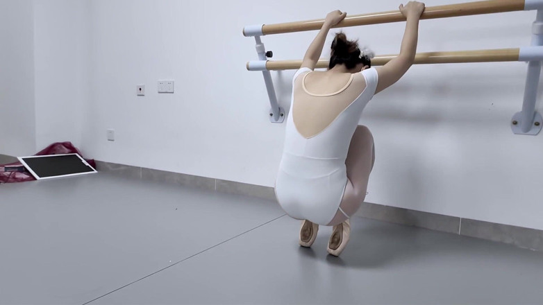 Aisan girl bondage: Hs18-дівчину в танцювальному костюмі лоскотали.
