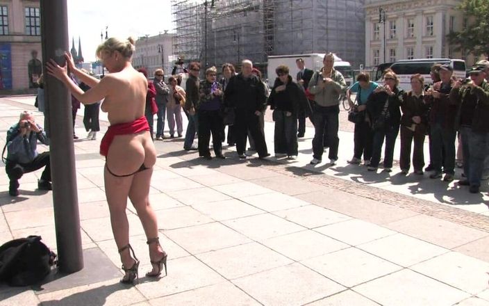 Public Disgrace by Kink: Найкраще з Європи: сміявся і трахав на публіці