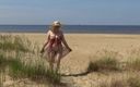 RedRoseRus: Hete milf op een naaktstrand.