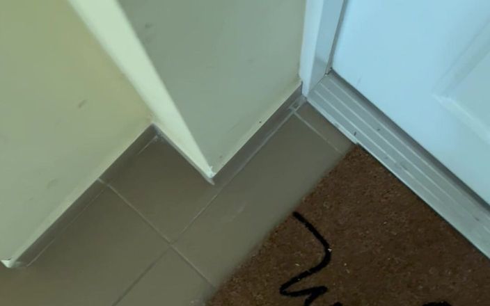 Feet: POV: o Som dos Flip-flops Quando Caminha em Leggings Cinza