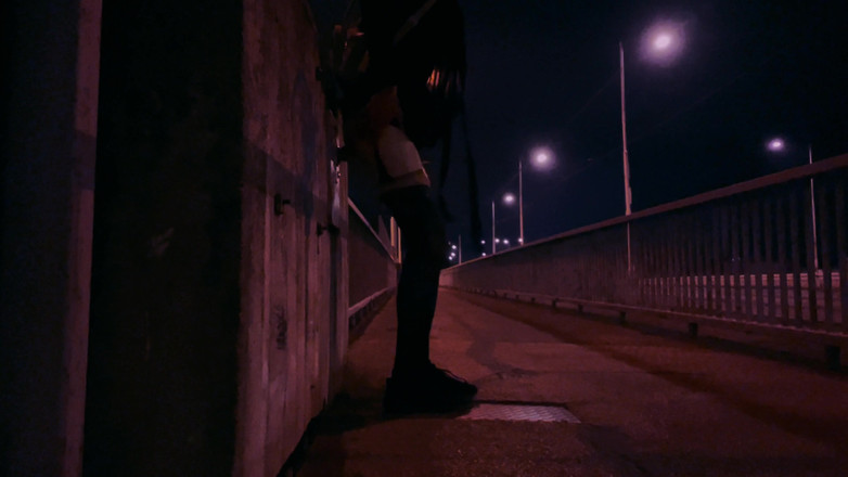 Zhenya Sissy: 我像一样走在夜城里