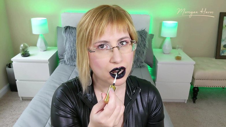 Morrigan Havoc: Putting On Black Lipstick