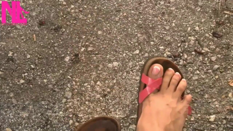 Nyllady: เย้ายวนยั่วยวนในรองเท้าแตะ Birkenstock สีชมพูของฉัน