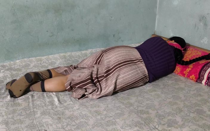 SAFI TV: मैं उसे उसके कमरे में आराम करते हुए देखता हूं । मैंने उसे गले लगाया और उसे चोदना शुरू कर दिया