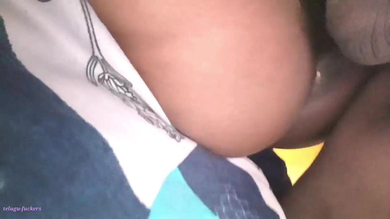 Telugu-fuckers: テルグ語の巨乳ふくらんでいる乳首おばさんは義理の息子とほとんどセックスしません