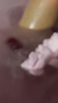 Monika Fox neemt een bad met bubbelbad en speelt met een dildo