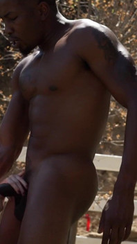 Isiah Maxwell si fa succhiare il suo bbc da ragazze calde all'aperto
