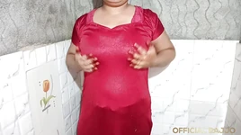 Desi Bhabhi mostra la figa in bagno