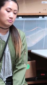 Jade Noir viene portata nella stanza sul retro per una ricerca con strip