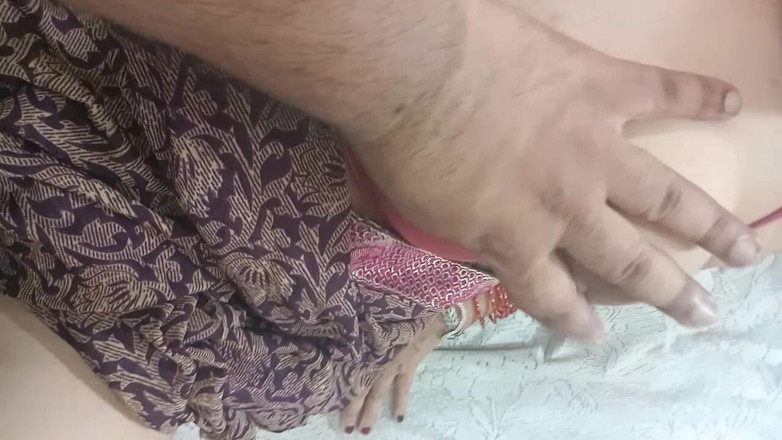 aliabegum: Milf india con curvas se destruye en una follada extrema...