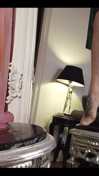 Jazda dildo w gorącej bieliźnie