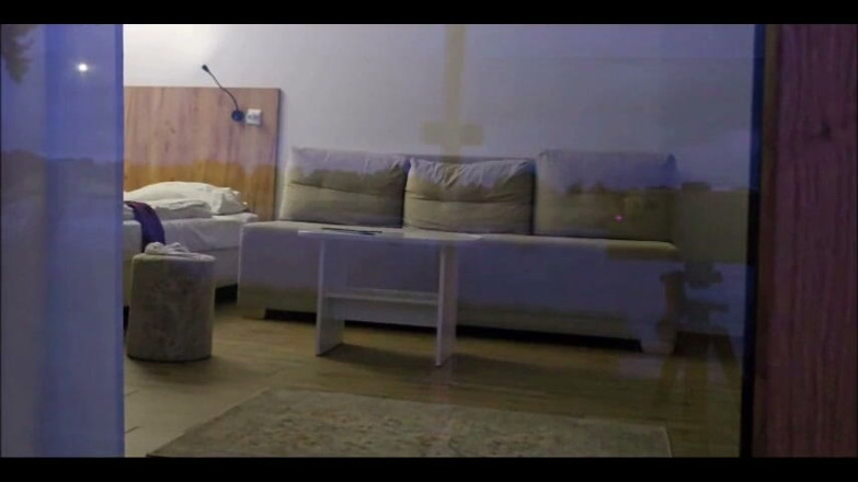 NicoleAndAlex: Un voyeur mi guardava sul balcone