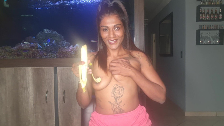 domslutfucker: Топлес дезі стискає свої цицьки, коли вона смокче і глибоко заглотує банан